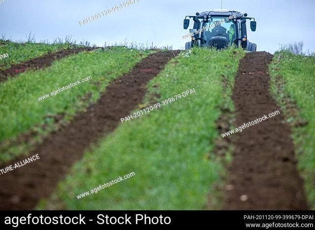 18 November 2020, Mecklenburg-Western Pomerania, Boitin: With a planting machine for young trees, employees of the Güstrower Garten-Landschafts- und...