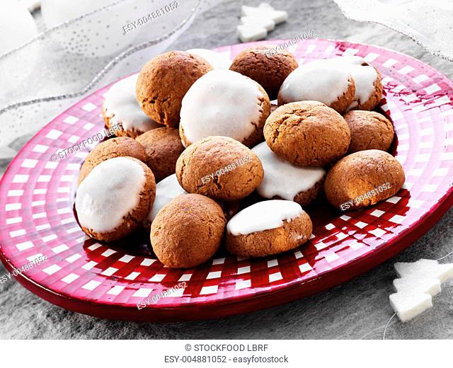 Silesian 'pepper nut' biscuits with and without icing sugar