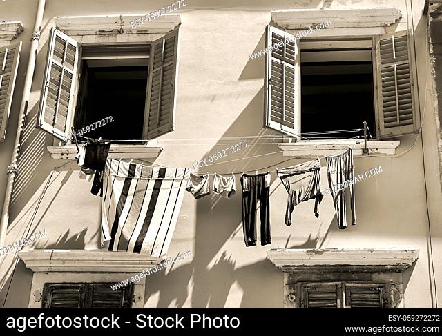 historisches Gebäude mit Wäscheleine in der Altstadt von Rovinj in Kroatien