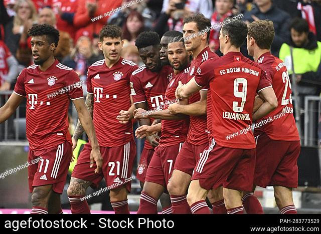 Collective goal celebration around Serge GNABRY (FC Bayern Munich) after goal to 1-0, jubilation, joy, enthusiasm, action
