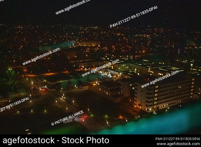 20 December 2021, Mecklenburg-Western Pomerania, Greifswald: View of the lights of the university hospital before the landing of the rescue helicopter...