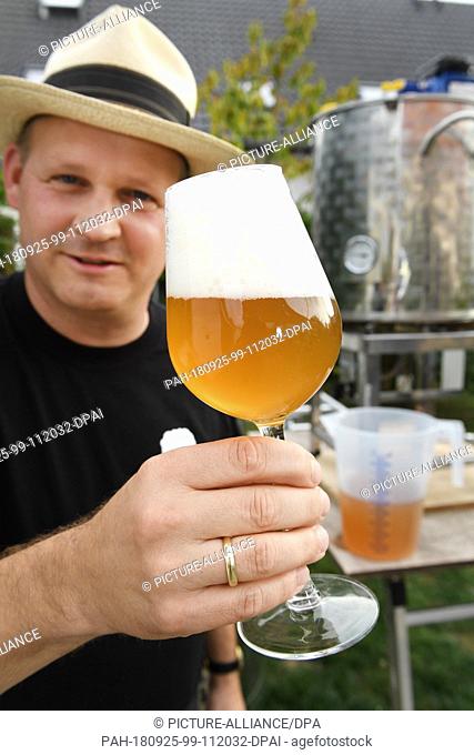 20 September 2018, Mecklenburg-Western Pomerania, Greifswald: Canned beer or industrial bottled beer hardly ever reach the glass of 46-year-old Jan Evermann...