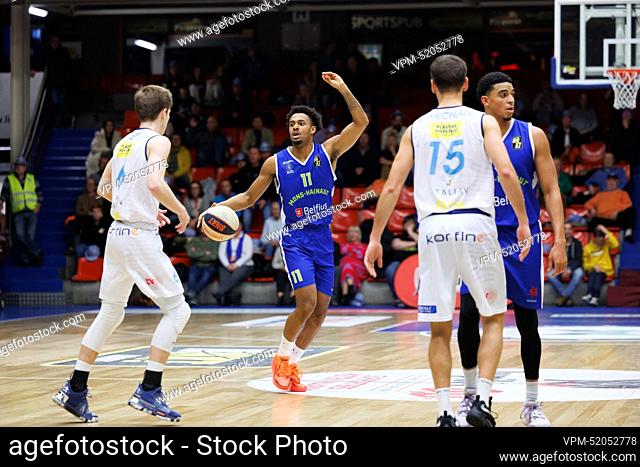 Mons' Zaccharie Mortant and Aalst's Glenn Temmerman fight for the ball during a basketball match between Okapi Aalst and Mons-Hainaut