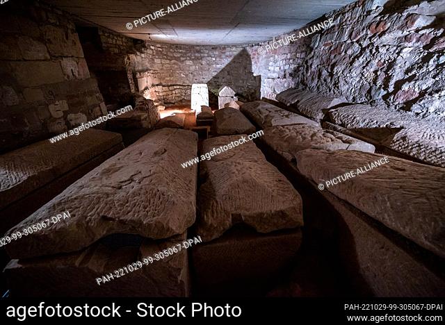PRODUCTION - 28 October 2022, Rhineland-Palatinate, Trier: Sarcophagi from the 4th to 5th century AD are built in an ancient burial ground under the former...