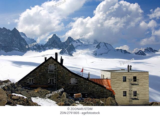 Trient Hütte, Cabane du Trient, vor dem weiten Eisfeld des Plateau du Trient und der Aiguille du Chardonet im Mont Blanc Massiv, Wallis