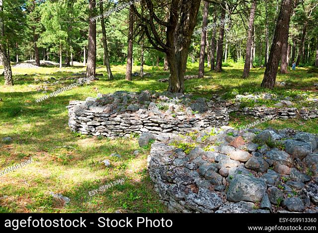 Grabanlagen auf dem berühmten prähistorischen Gräberfeld Trullhalsar auf der Insel Gotland, schweden, Das Gräberfeld stammt aus dem Zeitraum 550 bis 800 nach
