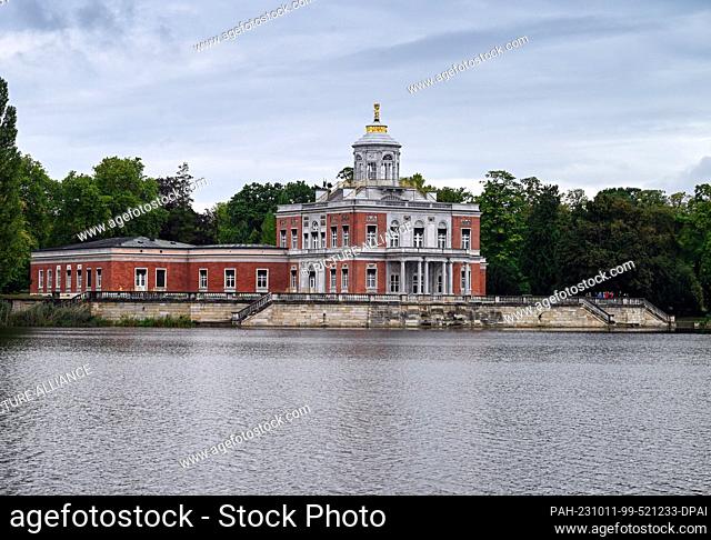 10 October 2023, Brandenburg, Potsdam: The Marble Palace in the New Garden at the Holy Lake. The two-story building is part of the holdings of the Prussian...