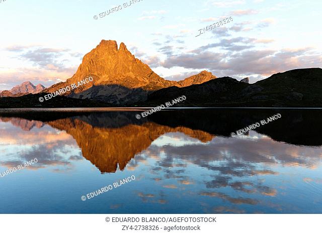 Gentau lake and Pic du Midi d'Ossau, Ayous lakes route, Pyrenees mountains, France, Europe