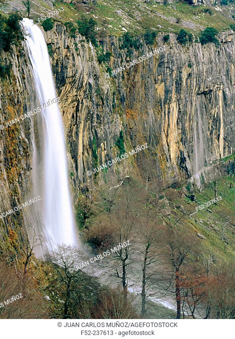 'Cascada del Anson' (Anson Waterfall). Anson Valley. Cantabria. Spain