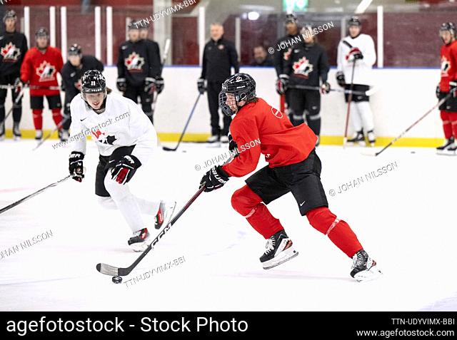 Macklin Celebrini (17) and Conor Geekie (28) when Canada's team trains in Limhamns Ice Hall in Malmö, Sweden, 18 December 2023