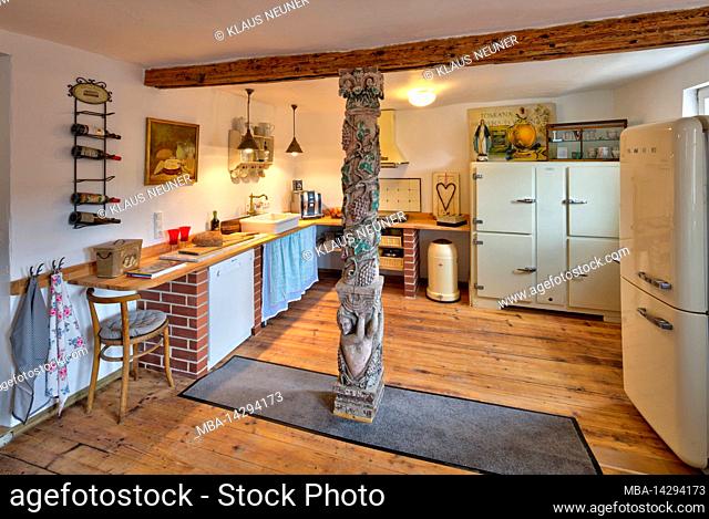 Photo reportage with text, Obere Gasse No 7, homestory, open kitchen, carved column, refrigerator, floorboards, renovation, interior, Rothenfels, Main Spessart