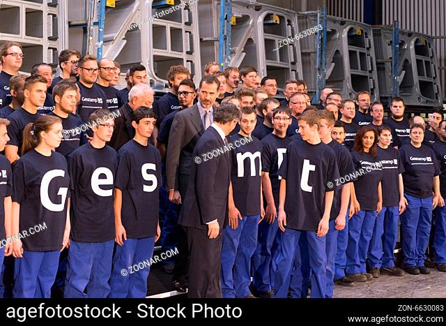 Gestamp-Mitarbeiter im Werk Bielefeld sind angetreten, um den spanischen König Felipe VI (Philip VI) zu empfangen, Foto: Robert B. Fishman, 2.12.2014