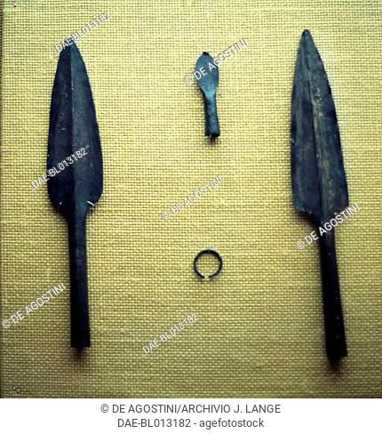 Spearheads and arrowheads from a tomb in Dhayah, Sur Wadi, Ras al-Khaymah, United Arab Emirates. Wadi Suq civilisation, 2nd millennium BC