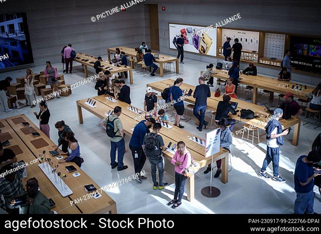 16 September 2023, USA, New York: View of the Apple Store on 5th Avenue taken in Manhattan. Photo: Michael Kappeler/dpa. - New York/New York/USA