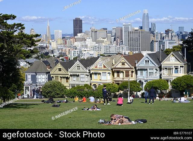 Painted Ladies, historic Victorian row of houses on Alamo Square with downtown skyline in the background, San Francisco, California, USA, North America
