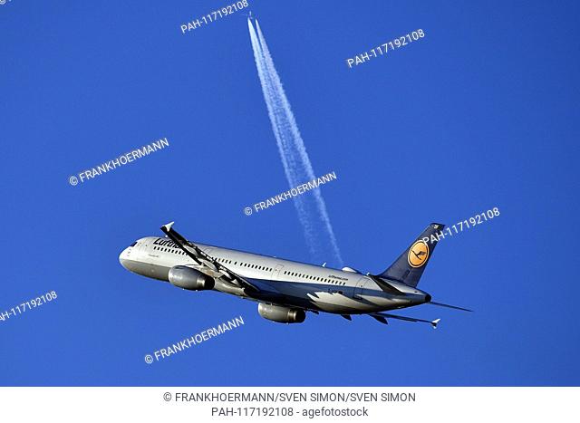 D-AIDF - Airbus A321-231 - Lufthansa over it flies a jet and pulls a white vapor trail behind, at the start, starts. Airline, airline, flyer, air traffic, fly