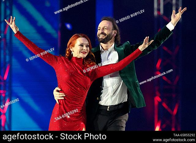 RUSSIA, MOSCOW - 17 de diciembre de 2023: Los bailarines de hielo Marina Anissina (L) e Ilya Averbukh realizan durante un programa de hielo titulado "Together...