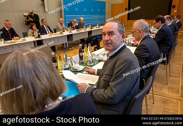 21 December 2023, Bavaria, Munich: Hubert Aiwanger, (Free Voters) Deputy Minister-President and Bavarian Minister of Economic Affairs