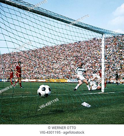 football, Bundesliga, 1975/1976, Stadium am Boekelberg, Borussia Moenchengladbach versus 1. FC Cologne 2:1, Hans-Juergen Wittkamp (MG) right aground scores a...