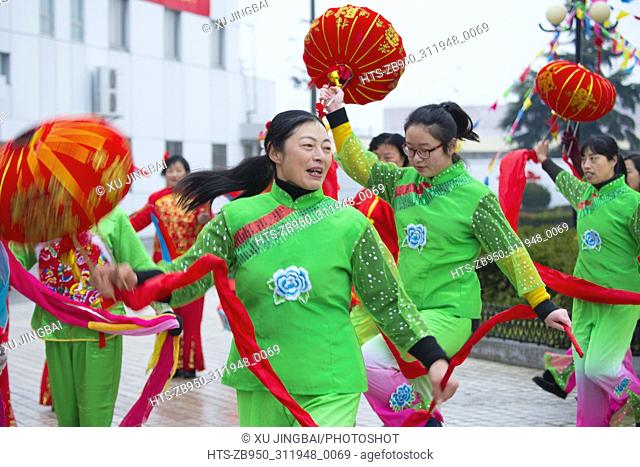 (180216) -- NANTONG, Feb. 16, 2018 () -- People perform in Qutang Town of Hai'an County, east China's Jiangsu Province, Feb. 16, 2018