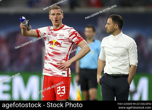 08 May 2022, Saxony, Leipzig: Soccer: Bundesliga, Matchday 33, RB Leipzig - FC Augsburg at the Red Bull Arena. Leipzig player Marcel Halstenberg talks to...