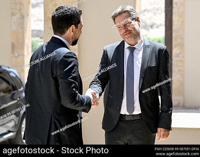 08 June 2022, Jordan, -: Robert Habeck (Bündnis 90/Die Grünen, r), Vice Chancellor and Federal Minister for Economic Affairs and Climate Protection