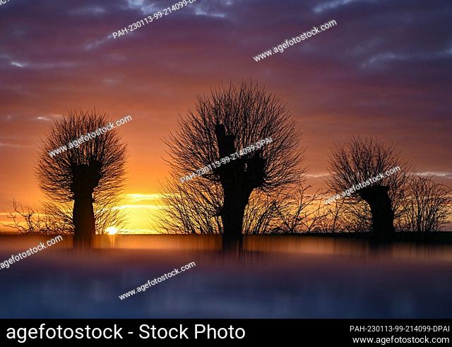 dpatop - 13 January 2023, Brandenburg, Lietzen: Colorful sunset shines over the landscape in eastern Brandenburg. Photo: Patrick Pleul/dpa