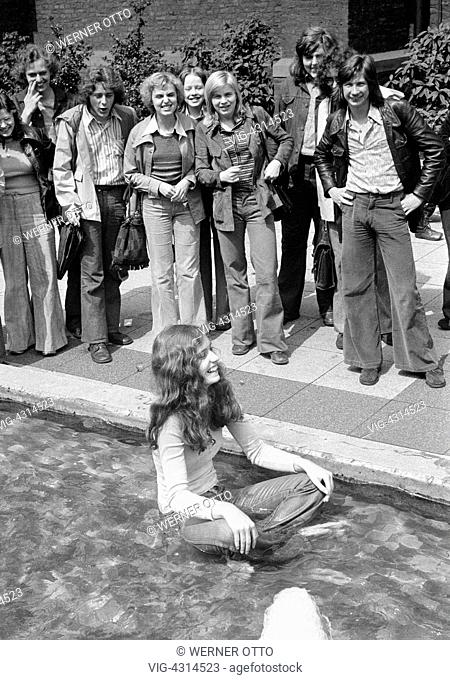 DEUTSCHLAND, BOTTROP, 21.07.1974, Seventies, black and white photo, humour, people, test of courage, young girl sits fully dressed in a water basin