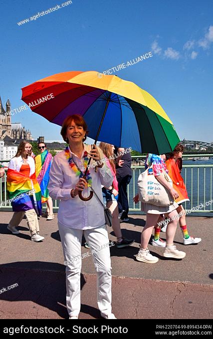 03 July 2022, North Rhine-Westphalia, Cologne: Politician Henriette Reker, Mayor of the City of Cologne as a participant in Christopher Street Day (CSD) in...