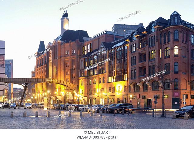 Germany, Hamburg, St. Pauli, Grosse Elbstrasse in the evening