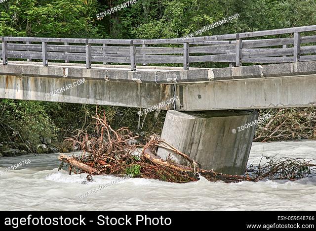 Hochwasserschäden an einer Brücke über die Isar bei Vorderriß