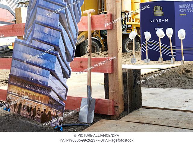 06 March 2019, Berlin: The project Stream at the Mercedes-Benz-Arena leans in cardboard at the wooden fence in front of the construction site