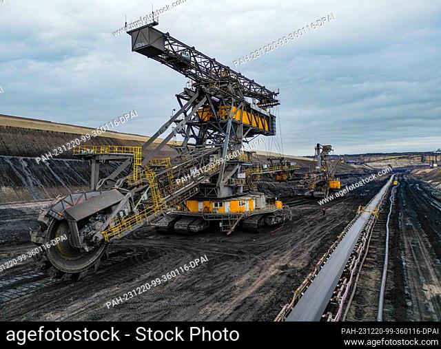 PRODUCTION - 19 December 2023, Brandenburg, Jänschwalde: A huge bucket wheel excavator stands at the coal seam in the Jänschwalde opencast lignite mine operated...