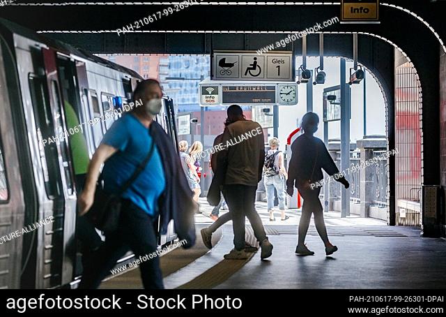 08 June 2021, Hamburg: Passengers leave and board the subway at the Landungsbrücken stop in the direction of Hauptbahnhof. Photo: Markus Scholz/dpa