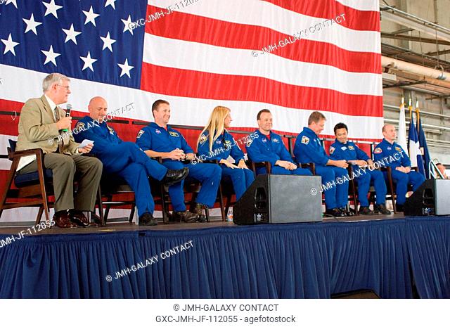 NASA's Johnson Space Center (JSC) director Michael L. Coats (far left) addresses a large crowd of well-wishers at the STS-124 crew return ceremony on June 15