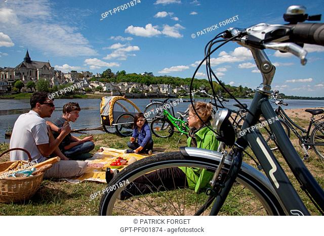 CYCLISTS ON THE 'LOIRE A VELO' CYCLING ITINERARY PICNICKING IN FRONT OF THE VILLAGE OF CANDES-SAINT-MARTIN, INDRE-ET-LOIRE 37, FRANCE