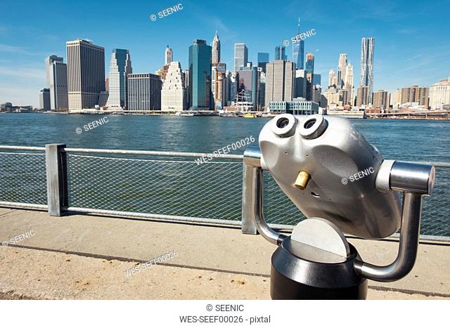 USA, New York City, coin operated binoculars and skyline as seen from Brooklyn