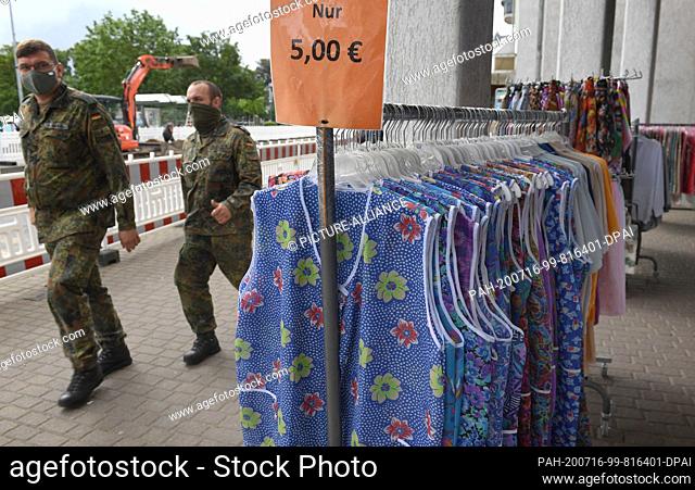 16 July 2020, Mecklenburg-Western Pomerania, Torgelow: Kitchen aprons at a unit price of five euros are offered in front of a shop in the old town