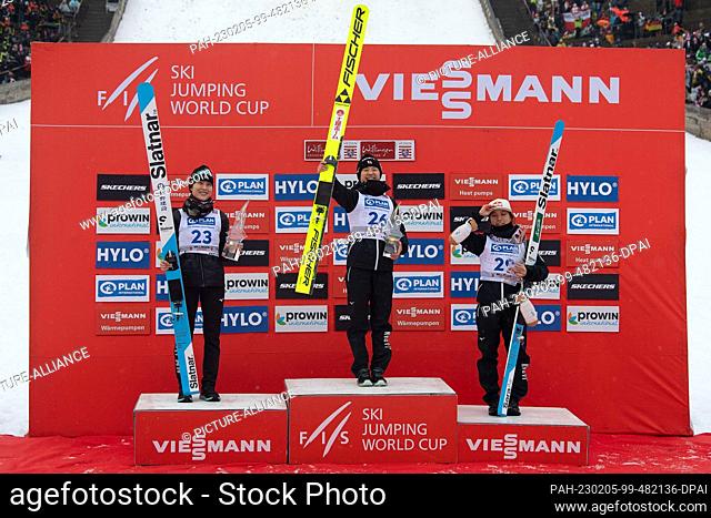 05 February 2023, Hesse, Willingen: Nordic skiing, ski jumping: World Cup, large hill, women. Yuki Ito (M) cheers with Nozomi Maruyama (l) and Sara Takanashi...