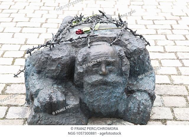 Memorial against war and fascism, Kneeling and street washing Jew-Alfred Hrdlicka