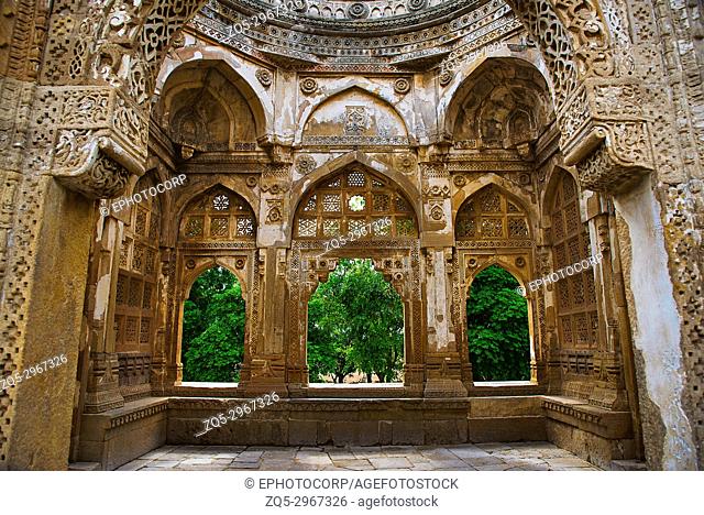 Inner carved wall of a large dome built over a podium, Jami Masjid (Mosque), UNESCO protected Champaner - Pavagadh Archaeological Park, Gujarat, India