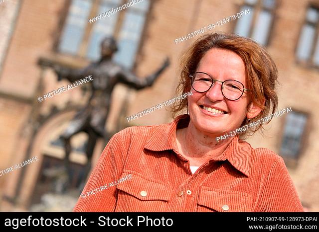 07 September 2021, Saxony-Anhalt, Wernigerode: Children's author Margit Auer visits the filming of the series ""The School of Magical Animals"" in the Harz...