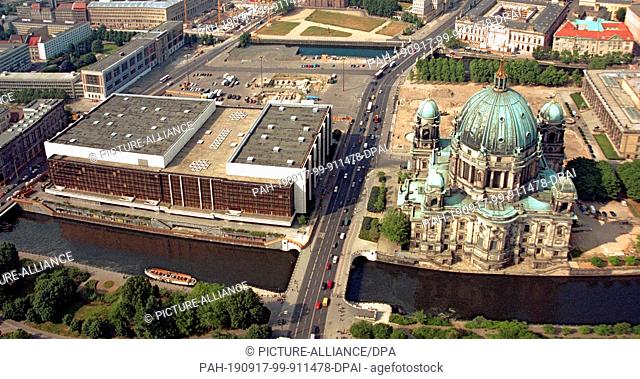 01 January 1995, Berlin: Palast der Republik and Schlossplatz, The square was a park and parade square. In front the Berliner Dom, Lustgarten, Stadtschloss