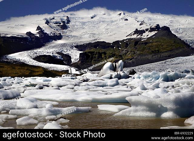 Icebergs, floating ice chunks, glacial ice, glacier, calving glacier, glacial lagoon, glacial lake, Fjallsarlón glacial lagoon, Vatnajökull glacier, south coast
