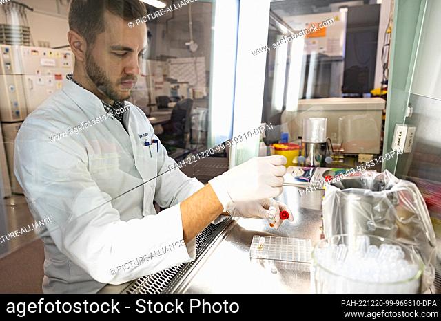 20 December 2022, Lower Saxony, Hanover: Holger Drotleff, biology laboratory technician at the Lower Saxony State Health Office