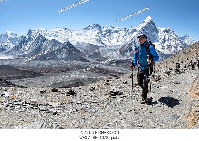 Nepal, Solo Khumbu, Everest, Mountaineer at Chukkung Ri