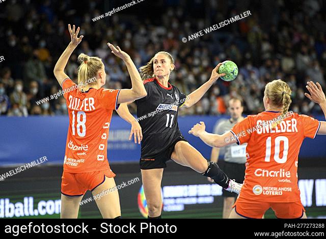 Xenia SMITS (GER) throwing versus Kelly Dulfer l. (NED), duels, action, handball Euro qualification of women, Germany (GER) - Netherlands (NED) 25:31
