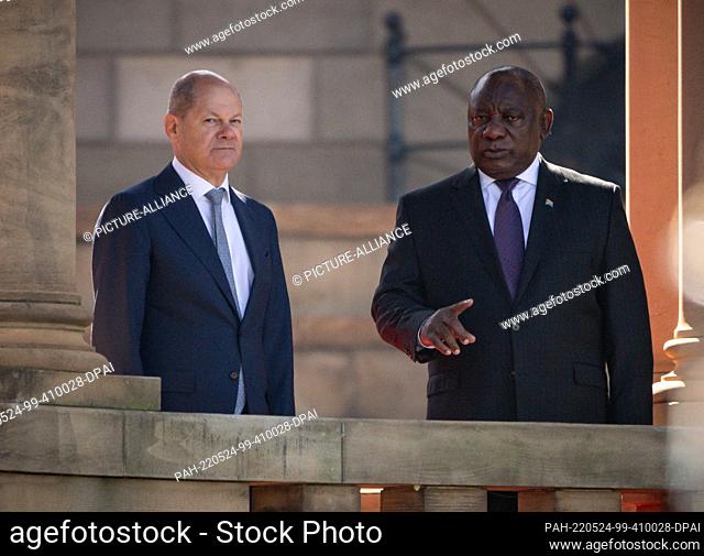 24 May 2022, South Africa, Pretoria: German Chancellor Olaf Scholz (l, SPD), is greeted with military honors by Matamela Cyril Ramaphosa