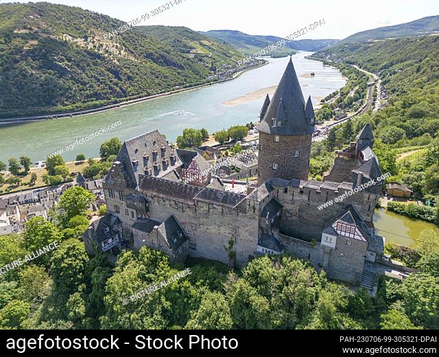 06 July 2023, Rhineland-Palatinate, Bacharach: Stahleck Castle above the Rhine near Bacharach in Rhineland-Palatinate. The level of the river is still high...