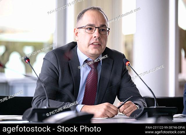22 November 2023, Bremen: Sebastian Löffler, Vice President of the Court of Audit of the Free Hanseatic City of Bremen, presents the special report on the...